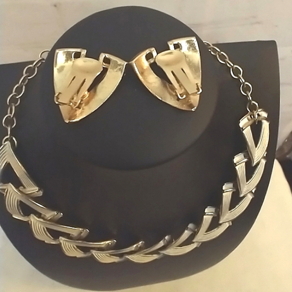 Vtg Gold Tone & White Enamel Adjustable Collar Necklace & Clip On Earring Set - Picture 6 of 7